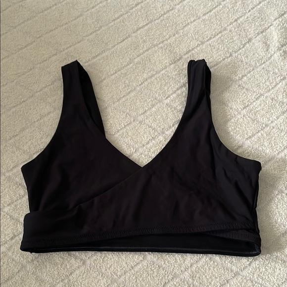 Fabletics Crossover Sports Bra Womens Large Black Low Impact Workout Pilates - Picture 1 of 4